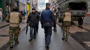 Militaires et policiers patrouillent ensemble dans le cadre de l'opération Vigilant Guardian