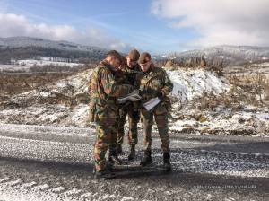 Le lieutenant-colonel Manuel Monin avec ses officiers lors de l'entraînement au camp Boletice en Tchéquie (photo Marc Ganser / 12/13 Li)
