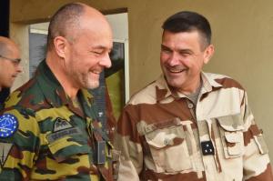 Le 17 janvier 2017, le général de brigade Peter Devogelaere a reçu la visite du général de division François-Xavier de Woillemont, commandant de la force Barkhane (photo EUTM Mali)