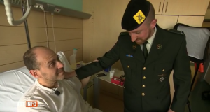 Le soldat Nathan rencontre Walter Benjamin (capture d'écran RTL-TVI)