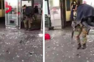 Cette photo postée sur Facebook a fait le buzz. Un militaire du bataillon ISTAR évacue un blessé de l'aéroport de Zaventem. 